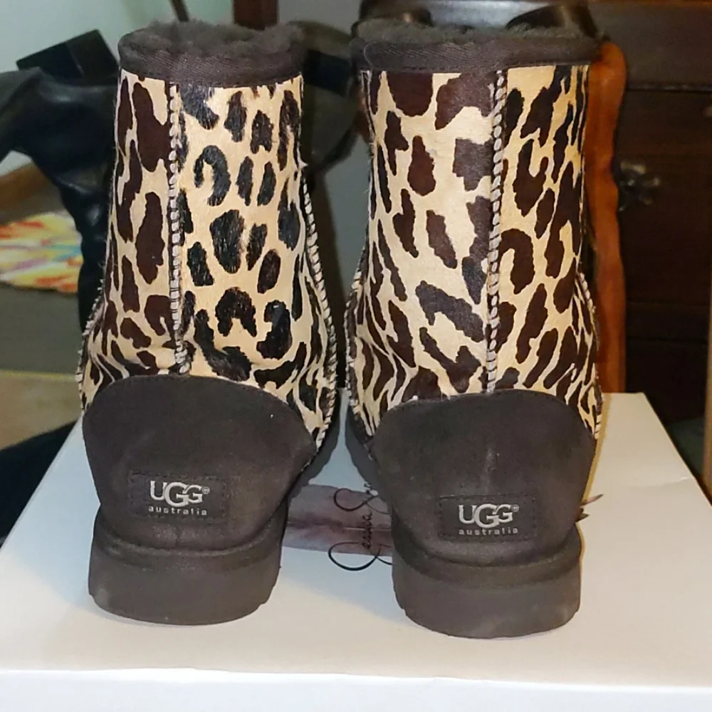 Excellent Condition - UGG Leopard Print Cozy Winter Boots - Picture 2 of 5